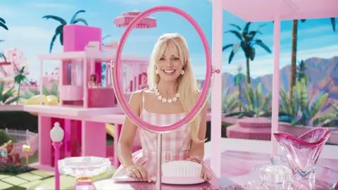 Barbie, caracterizada por Margot Robbie Barbie, caracterizada por Margot Robbie