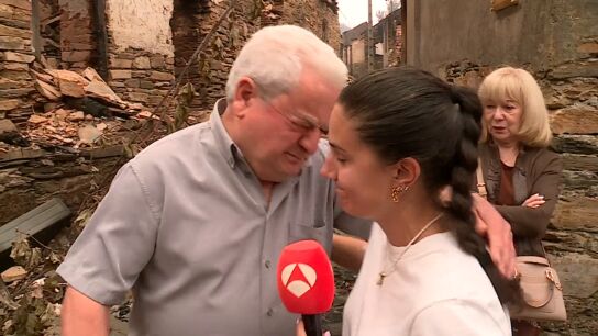 Un hombre se derrumba al ver su pueblo arrasado por el fuego y abraza a una reportera de Antena 3 Noticias