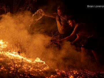 "Nunca había visto algo así": las imágenes que reflejan la crudeza del fuego captadas por los fotoperiodistas