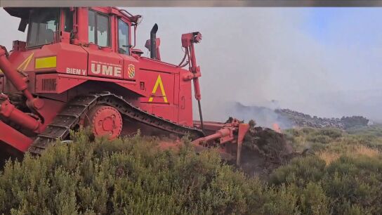 Maquinaria pesada para evitar la propagaci&oacute;n de incendios