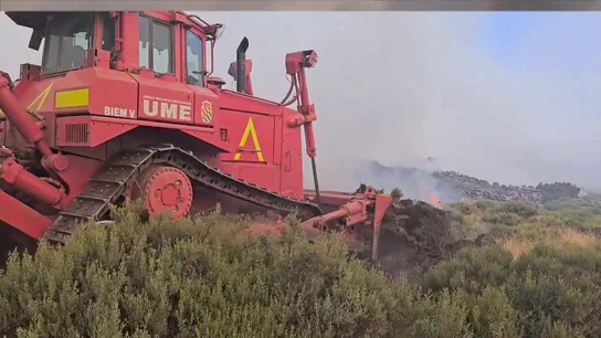 Maquinaria pesada para evitar la propagación de incendios Maquinaria pesada para evitar la propagación de incendios