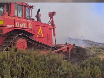 Maquinaria pesada para evitar la propagación de incendios Maquinaria pesada para evitar la propagación de incendios