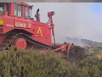 Maquinaria pesada para evitar la propagación de incendios Maquinaria pesada para evitar la propagación de incendios