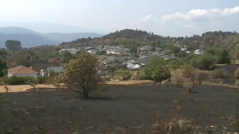 El milagro de Roblido, la aldea de Ourense que se salva de las llamas gracias a la labor de sus vecinos El milagro de Roblido, la aldea de Ourense que se salva de las llamas gracias a la labor de sus vecinos