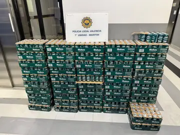 Imagen de las latas confiscadas por la Policía Local Imagen de las latas confiscadas por la Policía Local