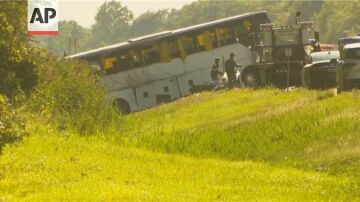 Varios muertos, entre ellos un niño, y decenas de heridos en un accidente de autobús con más de 50 personas a bordo