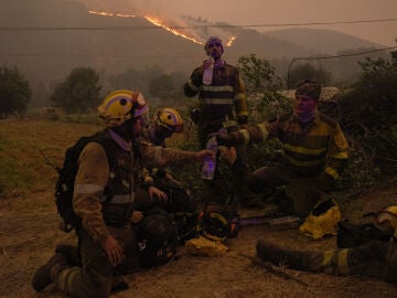 Imagen de bomberos descansando en un incendio 