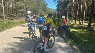 Ciclistas de la vuelta parados Ciclistas de la vuelta parados