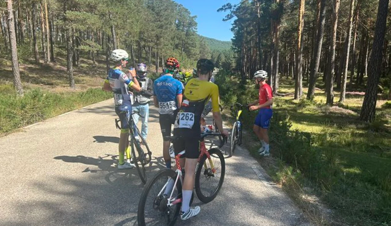 Ciclistas de la vuelta parados