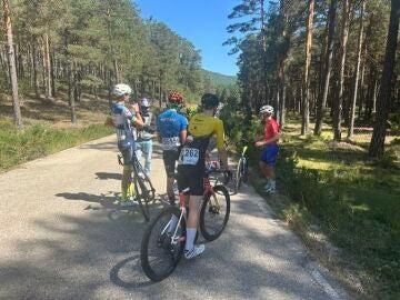 Ciclistas de la vuelta parados