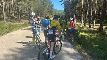 Ciclistas de la vuelta parados Ciclistas de la vuelta parados
