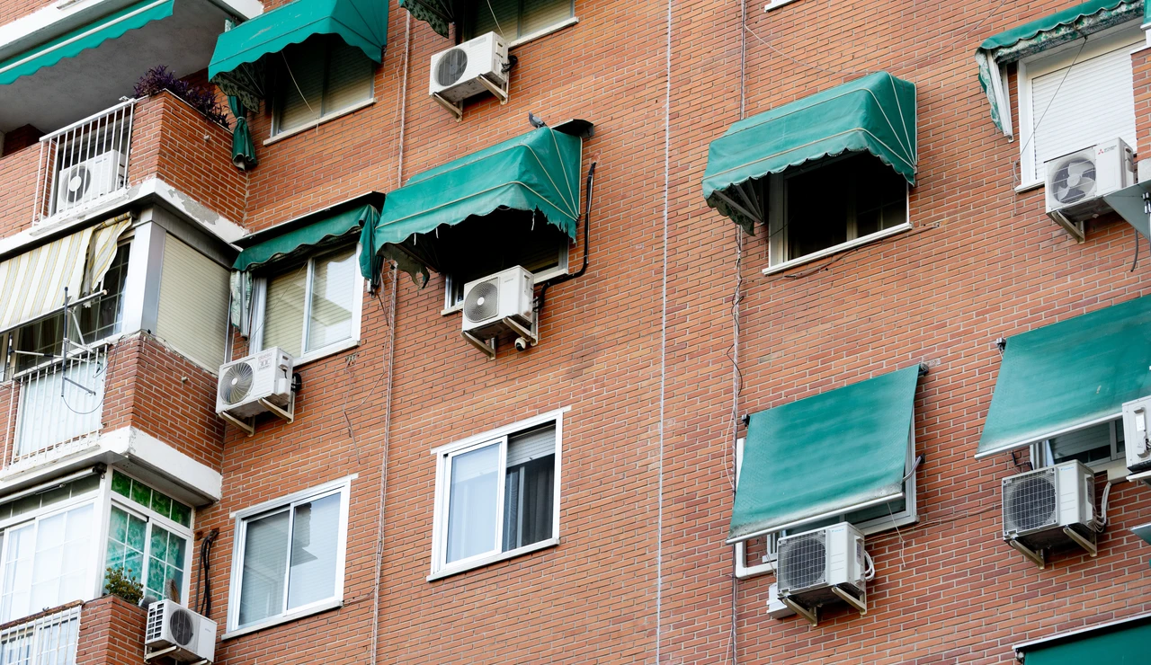 Imagen de archivo de la fachada de un edificio con toldos verdes.