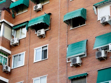 Imagen de archivo de la fachada de un edificio con toldos verdes.