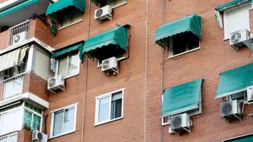 Imagen de archivo de la fachada de un edificio con toldos verdes. Imagen de archivo de la fachada de un edificio con toldos verdes.