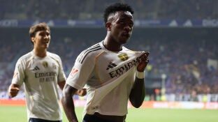 Vin&iacute;cius celebra su gol en el Tartiere