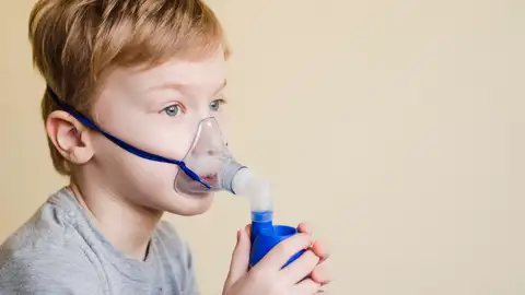 Un niño haciendo inhalaciones Un niño haciendo inhalaciones