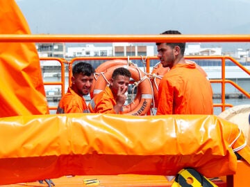 Varios migrantes llegando al Puerto de Motril