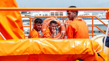 Varios migrantes llegando al Puerto de Motril