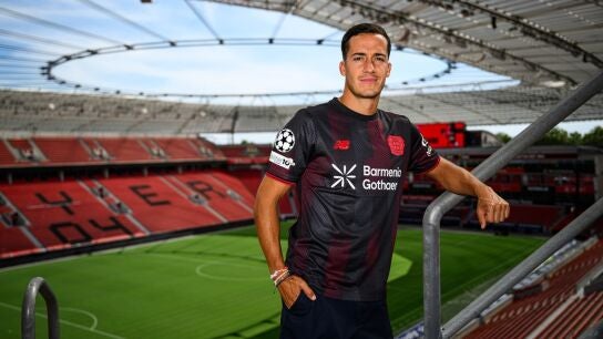 Lucas V&aacute;zquez posa con la camiseta del Bayer Leverkusen