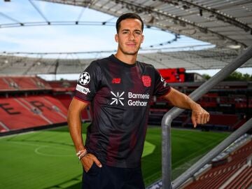 Lucas Vázquez posa con la camiseta del Bayer Leverkusen