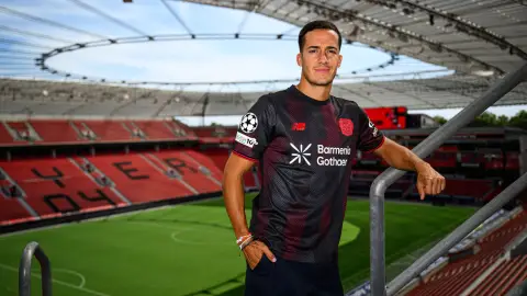 Lucas Vázquez posa con la camiseta del Bayer Leverkusen Lucas Vázquez posa con la camiseta del Bayer Leverkusen