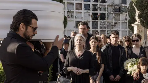 Alvaro Morte como Rafael, Kiti Mánver como Isabel y Hovik Keuchkerian como Antonio en Dos tumbas Alvaro Morte como Rafael, Kiti Mánver como Isabel y Hovik Keuchkerian como Antonio en Dos tumbas