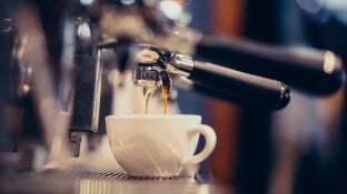 M&aacute;quina de caf&eacute; haciendo caf&eacute; en un bar