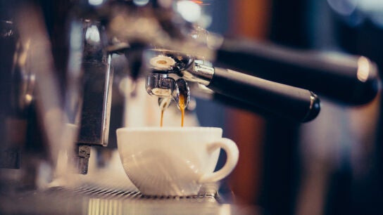 M&aacute;quina de caf&eacute; haciendo caf&eacute; en un bar
