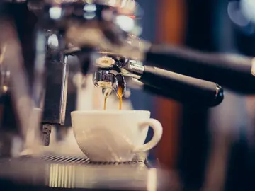 Máquina de café haciendo café en un bar Máquina de café haciendo café en un bar