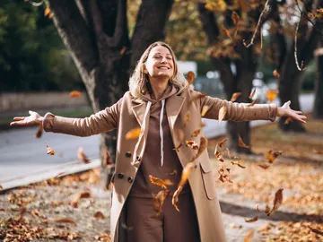 Mujer disfrutando del otoño Mujer disfrutando del otoño