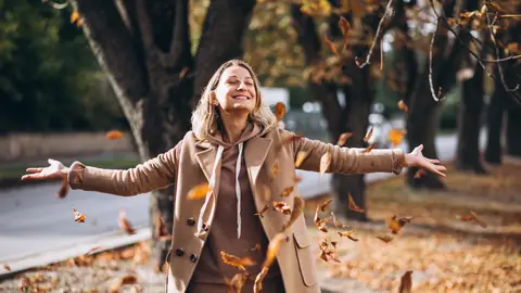 Mujer disfrutando del otoño Mujer disfrutando del otoño