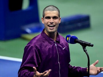 Carlos Alcaraz habla en la central del US Open tras su estreno ante Opelka