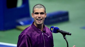 Carlos Alcaraz habla en la central del US Open tras su estreno ante Opelka