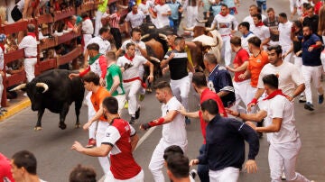 Los mozos corren este lunes durante el primer encierro de San Sebastián de los Reyes, con toros de la ganadería de La Palmosilla
