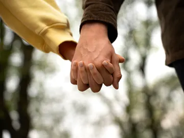 Dos personas dándose la mano Dos personas dándose la mano