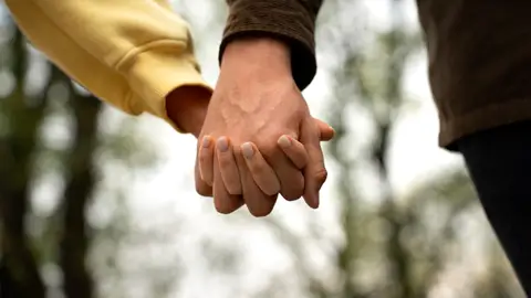 Dos personas dándose la mano Dos personas dándose la mano
