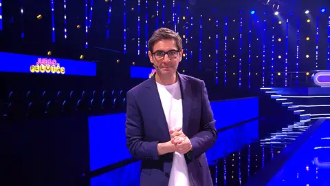 Juanra Bonet hace de guía para sorprender con el plató de Juego de Pelotas: ¡descubre su gran piscina! Juanra Bonet hace de guía para sorprender con el plató de Juego de Pelotas: ¡descubre su gran piscina!