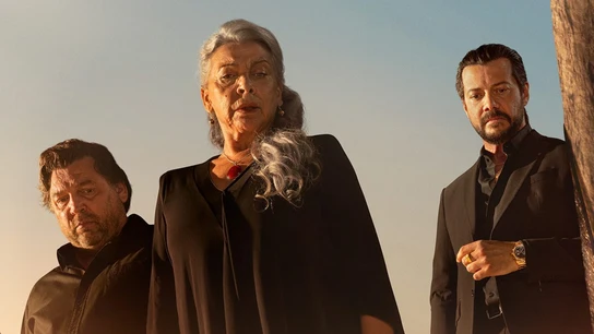 Alvaro Morte como Rafael, Kiti Mánver como Isabel y Hovik Keuchkerian como Antonio en Dos tumbas Alvaro Morte como Rafael, Kiti Mánver como Isabel y Hovik Keuchkerian como Antonio en Dos tumbas