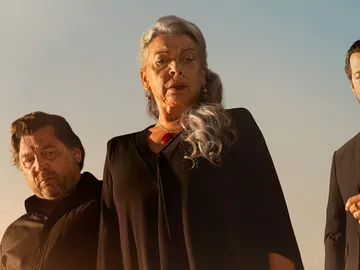 Alvaro Morte como Rafael, Kiti Mánver como Isabel y Hovik Keuchkerian como Antonio en Dos tumbas Alvaro Morte como Rafael, Kiti Mánver como Isabel y Hovik Keuchkerian como Antonio en Dos tumbas
