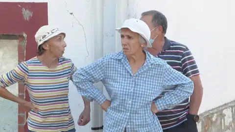 Vecinos de León se niegan a desalojar sus casas por el fuego: "El mundo rural importa una mierda" Vecinos de León se niegan a desalojar sus casas por el fuego: "El mundo rural importa una mierda"