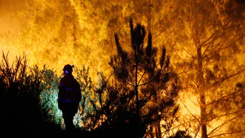 Un vecino ve el avance del fuego, a 25 de agosto de 2025, en A Pobra de Brollón, Lugo, Galicia (España) Un vecino ve el avance del fuego, a 25 de agosto de 2025, en A Pobra de Brollón, Lugo, Galicia (España)
