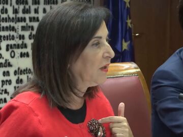 Robles responde al PP y defiende la actuación de las Fuerzas Armadas en los incendios con 50 minutos de vídeos: "Mientras ustedes se cansaban..."