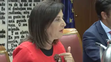 Robles responde al PP y defiende la actuación de las Fuerzas Armadas en los incendios con 50 minutos de vídeos: "Mientras ustedes se cansaban..." Robles responde al PP y defiende la actuación de las Fuerzas Armadas en los incendios con 50 minutos de vídeos: "Mientras ustedes se cansaban..."