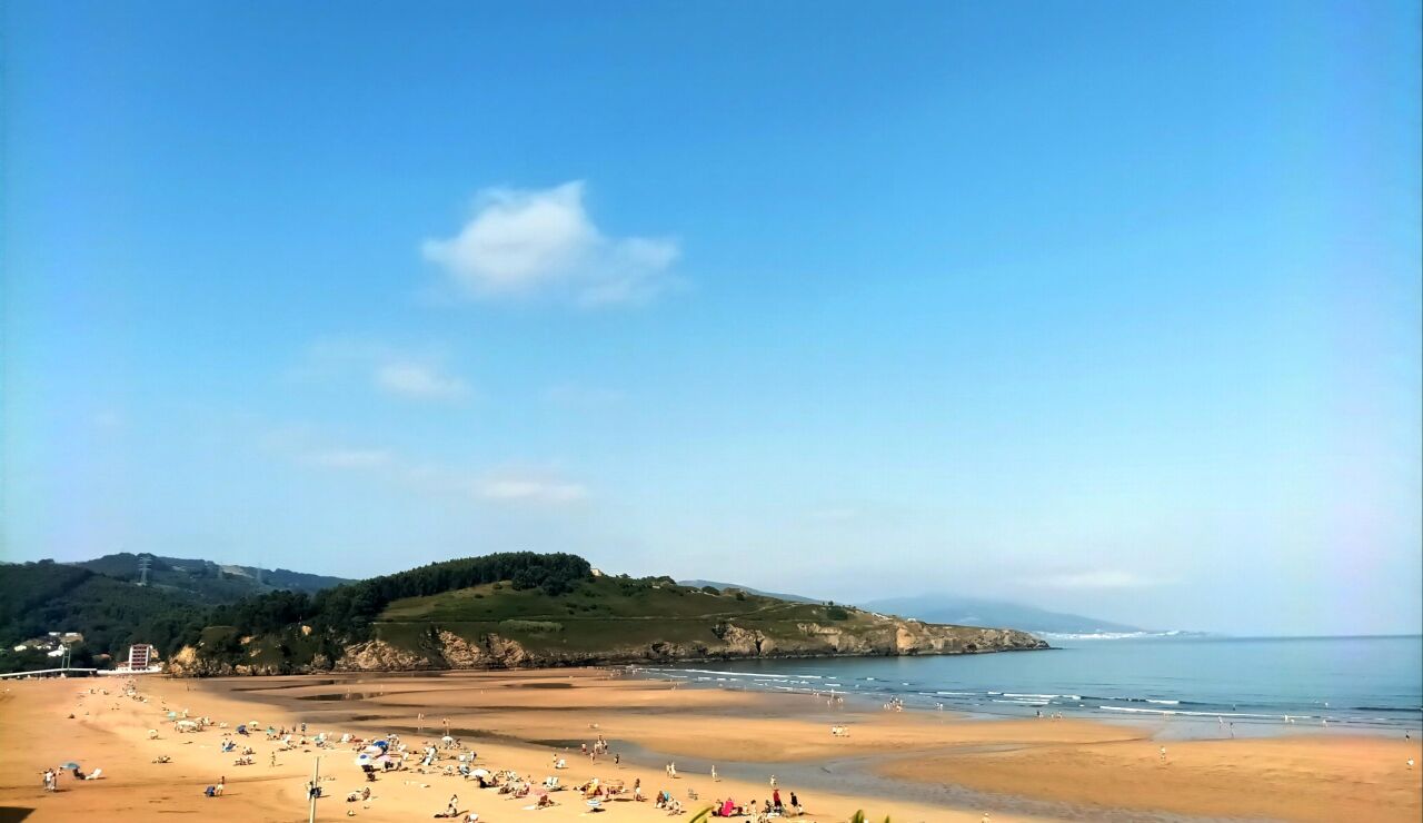 Playa la arena en Muskiz Bizkaia en este precioso lunes veraniego con cielo despejado y muy buena temperatura 