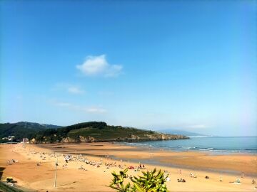 Playa la arena en Muskiz Bizkaia en este precioso lunes veraniego con cielo despejado y muy buena temperatura 
