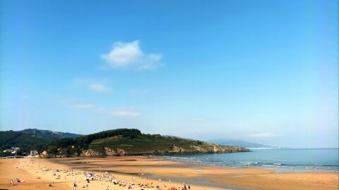 Playa la arena en Muskiz Bizkaia en este precioso lunes veraniego con cielo despejado y muy buena temperatura 
