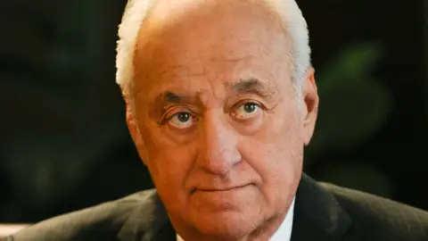 Jerry Adler en A Precious Commodity Jerry Adler en A Precious Commodity