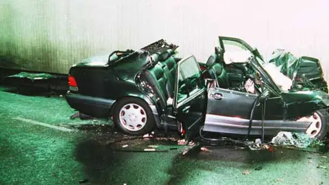 Así quedó el coche en el que iba Lady Di tras el accidente Así quedó el coche en el que iba Lady Di tras el accidente
