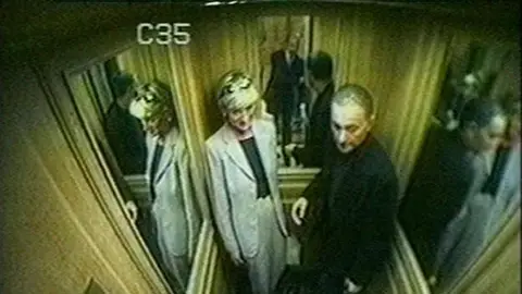Lady Di y Dodi Al-Fayed en el ascensor del Hotel Ritz de París el día del accidente Lady Di y Dodi Al-Fayed en el ascensor del Hotel Ritz de París el día del accidente