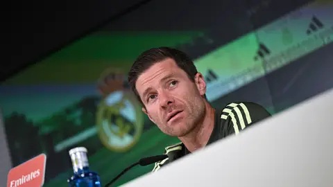 Xabi Alonso atiende a los medios en rueda de prensa Xabi Alonso atiende a los medios en rueda de prensa